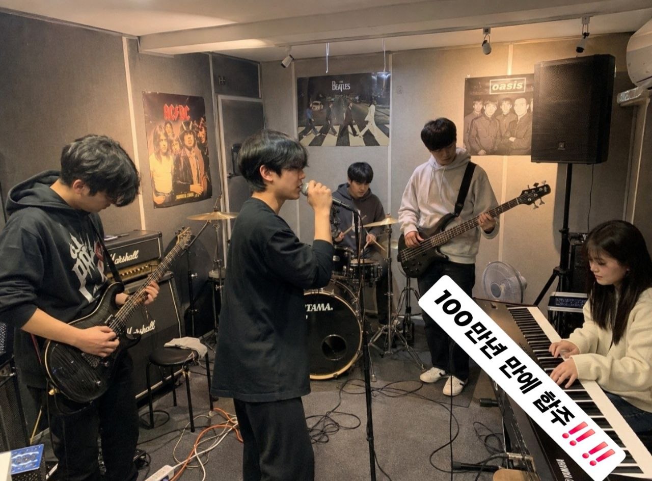 보컬, 기타, 베이스, 키보드, 드럼 멤버들이 함께 합주하는 모습